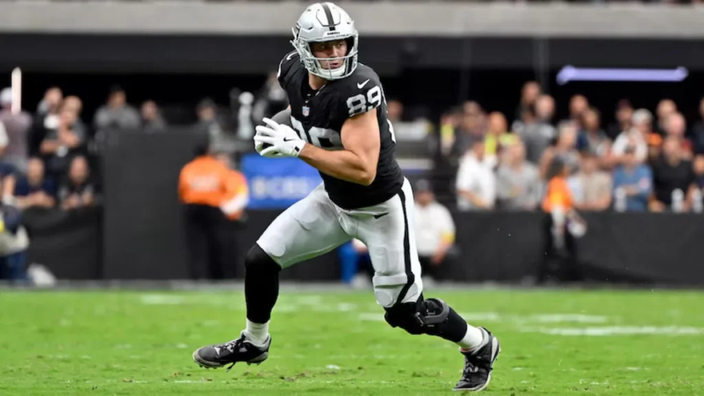 Brock Bowers Returns With Dominant Three-Touchdown Performance in Raiders’ Narrow Loss to Jaguars